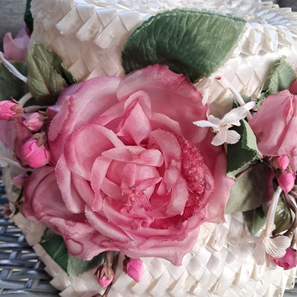 Vintage straw womenβs tall pill hat decorated with large pink and white flowers - Picture 8 of 9